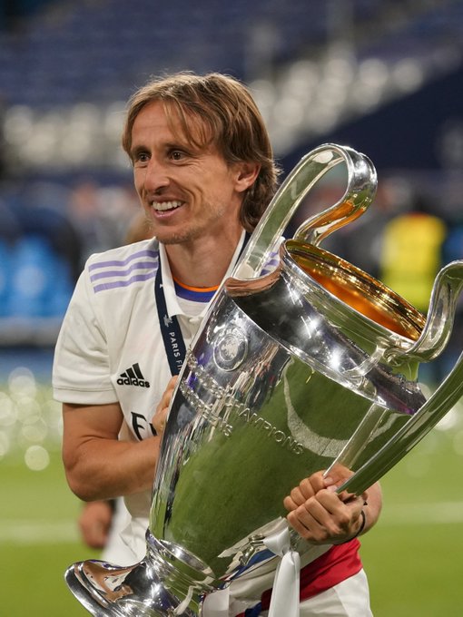 拉卡泽特回到酋长球场，观看并解说枪手对阵拜仁的比赛