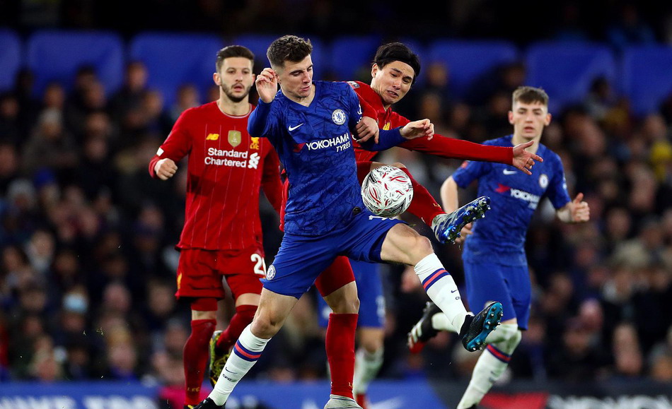 汪涵陪儿子马术比赛展现轻松生活面，体现家庭关怀与育儿智慧，引发网友热议。