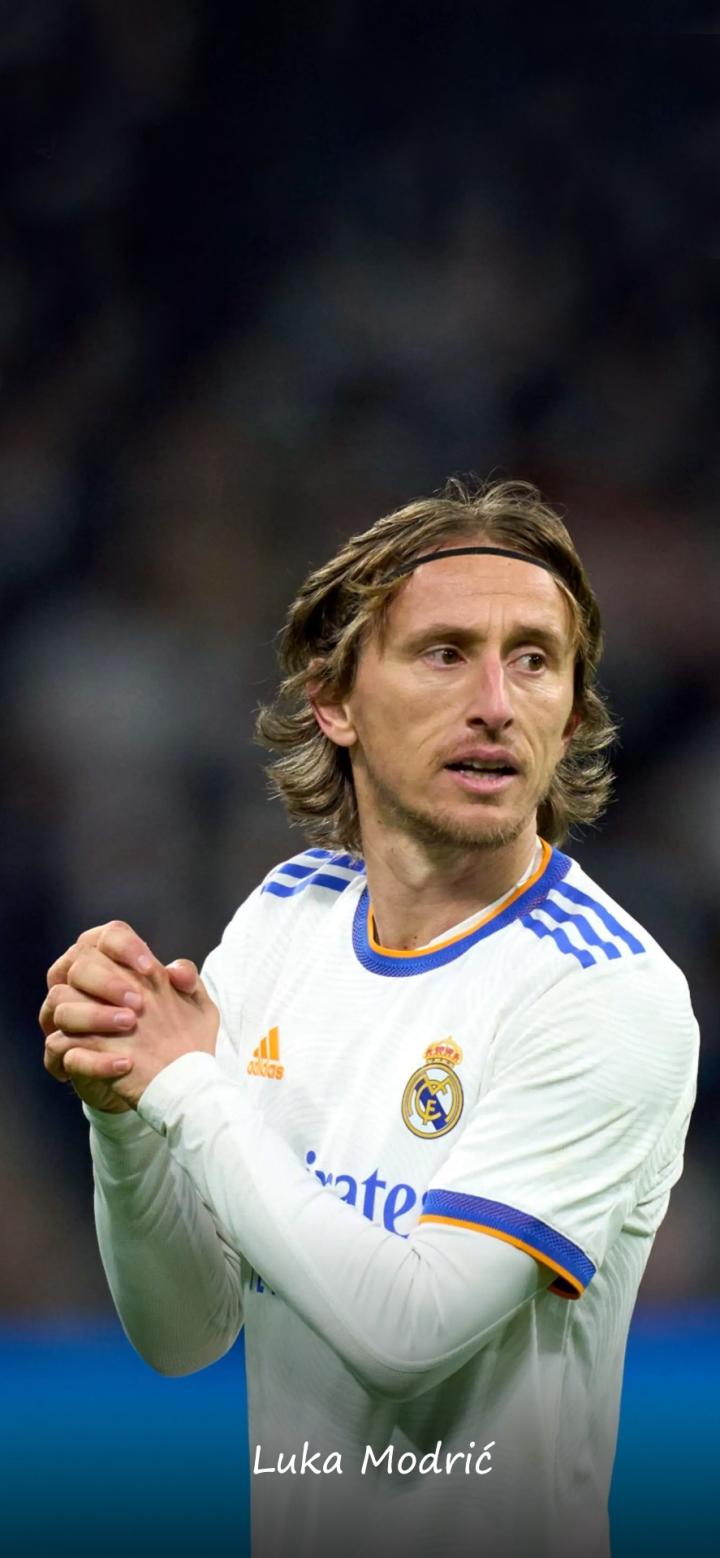 AC米兰通过老将策略增强阵容，引进莫德里奇和蒂亚戈-席尔瓦，弥补后防不足，延续稳定表现。