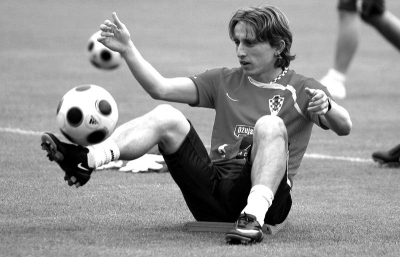 詹姆斯谈湖人防守：我们必须快速回防，限制对手的突破