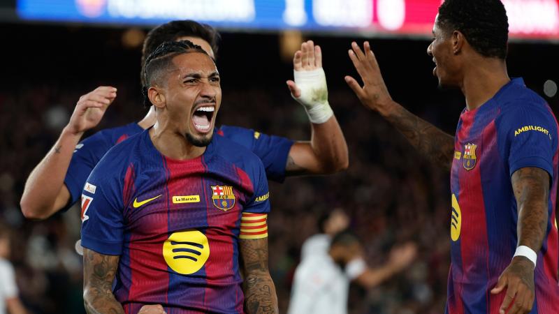 记者：世界杯抽签仪式开始前，大力神杯已经抵达华盛顿